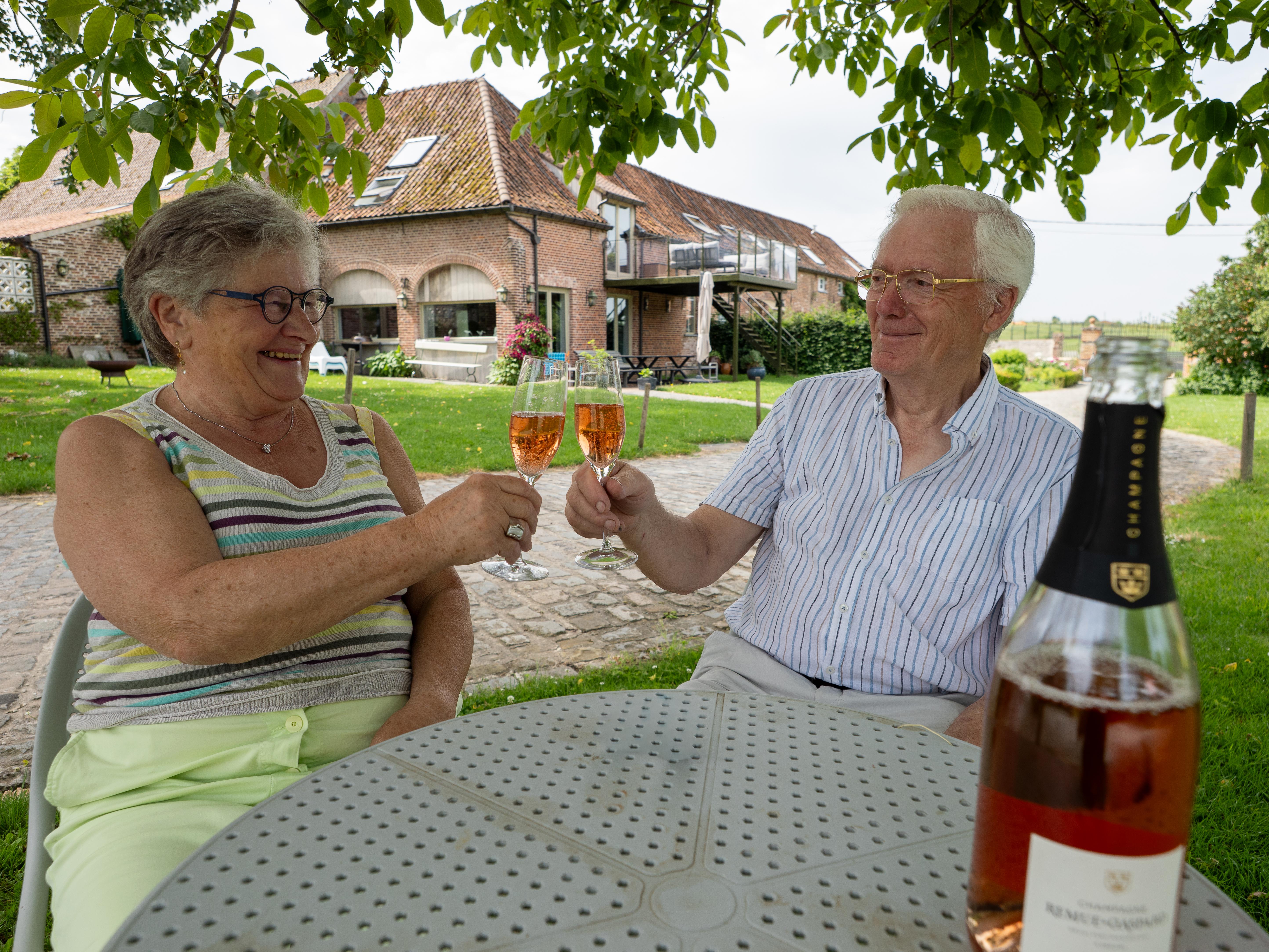 Présentation des propriétaires de l'Anc. Seigneurie de Boucaut, un couple souriant dans leur jardin