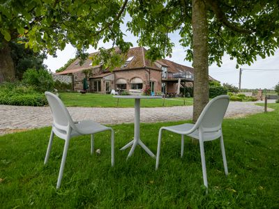 Table et chaises de jardin pour profiter du cadre verdoyant de l'Anc. Seigneurie de Boucaut