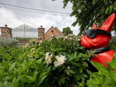 Décoration extérieure originale avec la statue du chien rouge