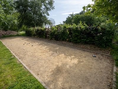 Terrain de pétanque ombragé pour les moments de convivialité