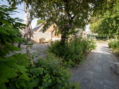 Espace verdoyant et troittoirs menants aux jardins et gîtes de l'Anc. Seigneurie de Boucaut