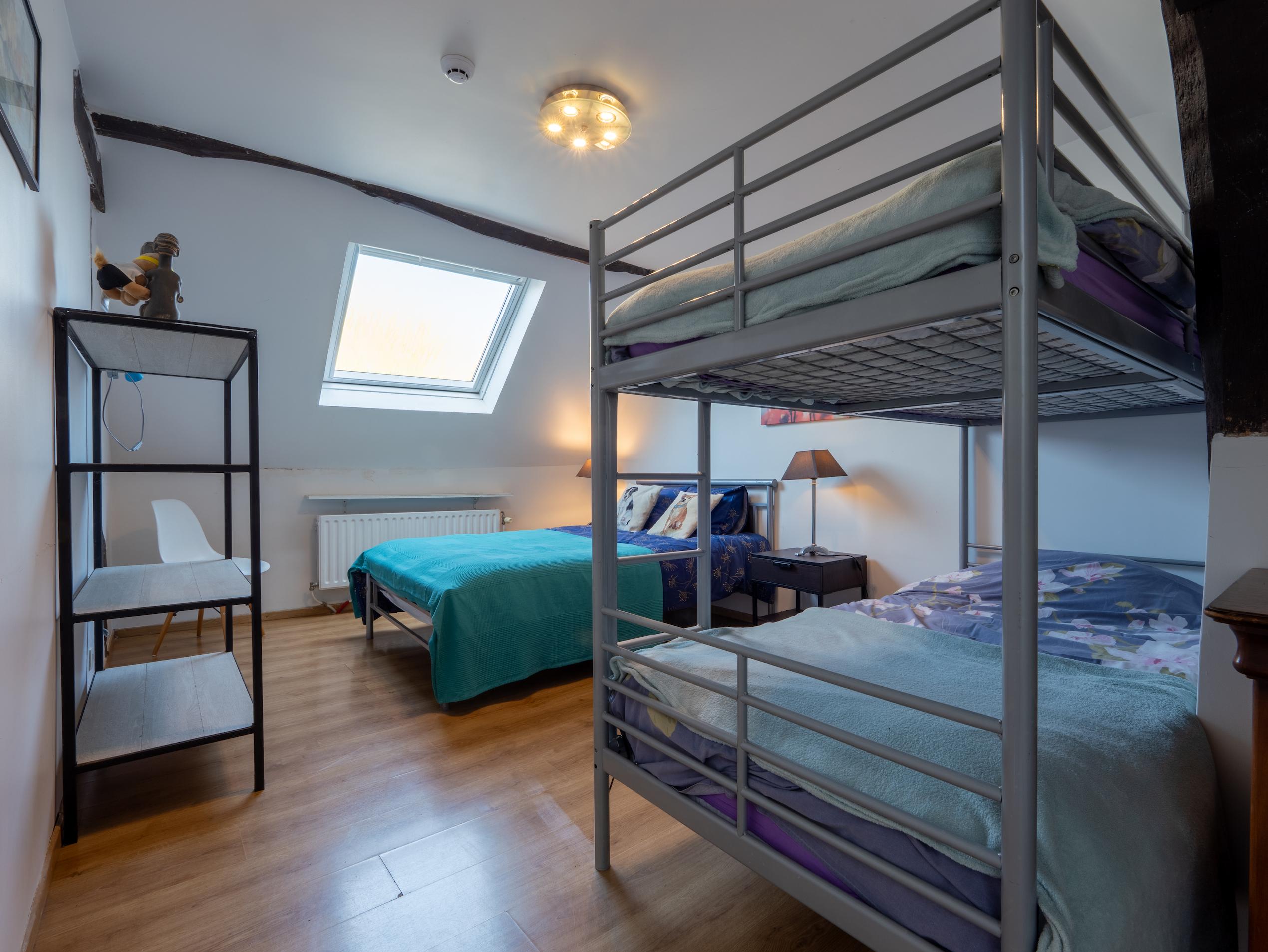 Chambre avec lit double du gîte L'Écurie