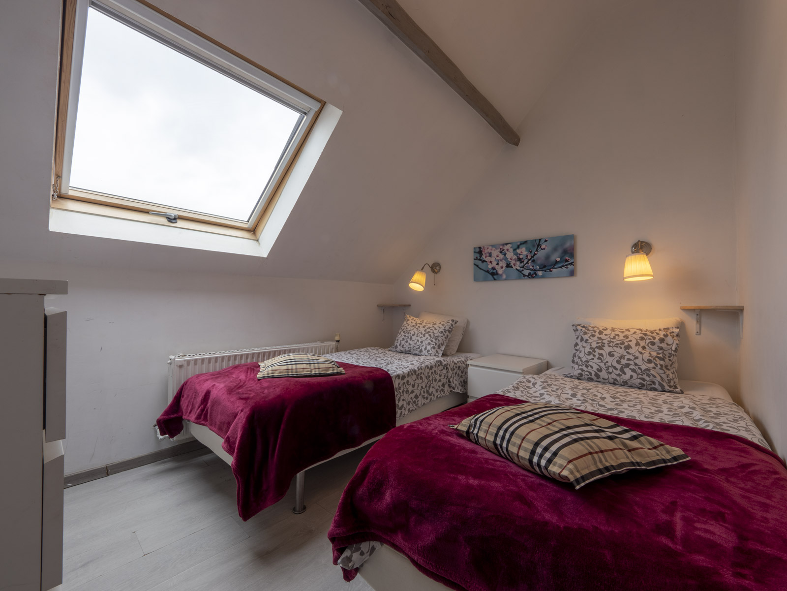 Chambre à l'étage avec 2 lits du gîte L'Étable