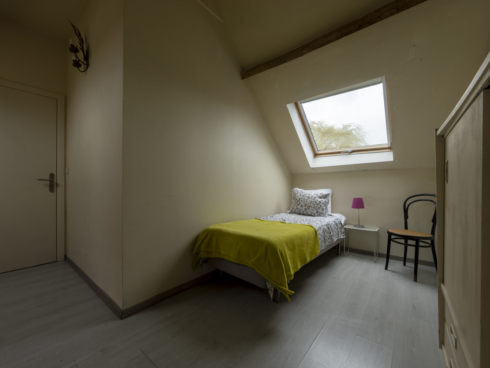 Deuxième chambre à l'étage avec 3 lits du gîte L'Étable