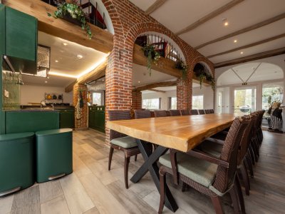 Table et cuisine du rez-de-chaussée du gîte La Grange